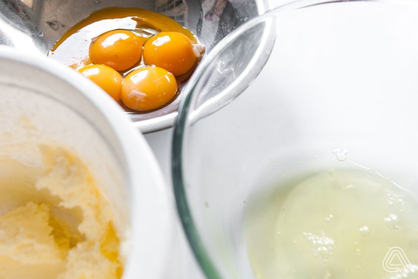 Makové řezy se žloutkovou polevou