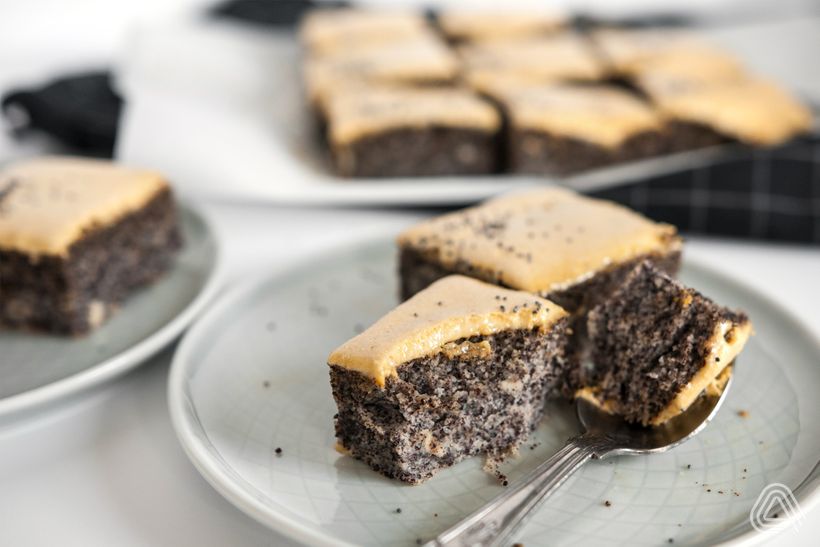 Makové řezy se žloutkovou polevou