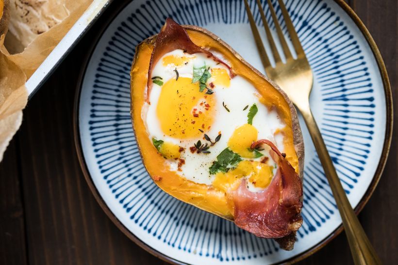 Zapečené batáty se sýrem a vajíčkem