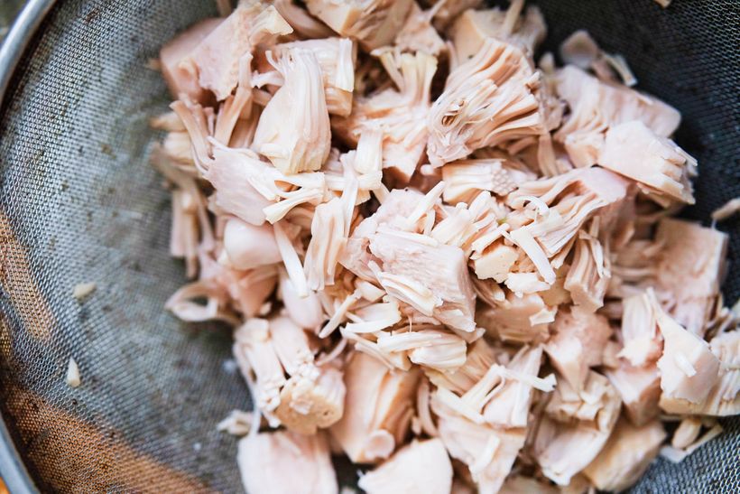 Jackfruitový burger: vegánsky burger s trhaným „mäsom“