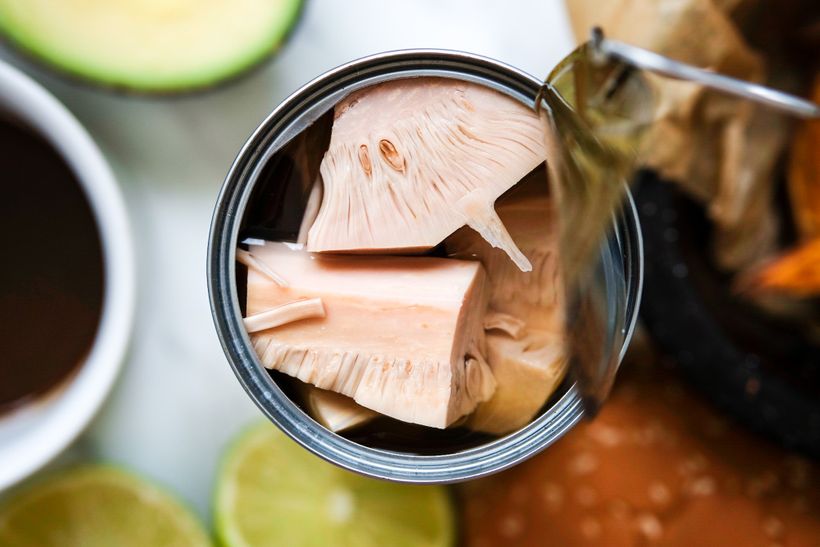 Jackfruitový burger: vegánsky burger s trhaným „mäsom“