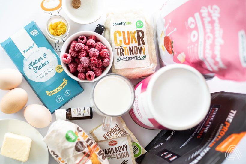 Muffins mit weißer Schokolade, Himbeeren und Streuseln