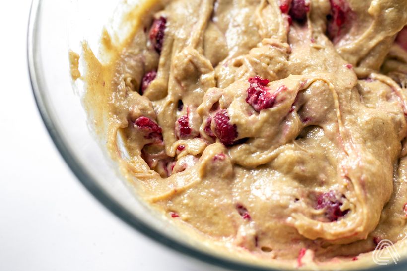 Muffiny s bielou čokoládou, malinami a posýpkou