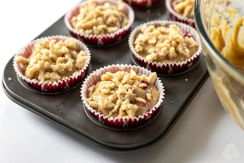 Muffins mit weißer Schokolade, Himbeeren und Streuseln