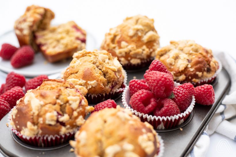 Muffins mit weißer Schokolade, Himbeeren und Streuseln