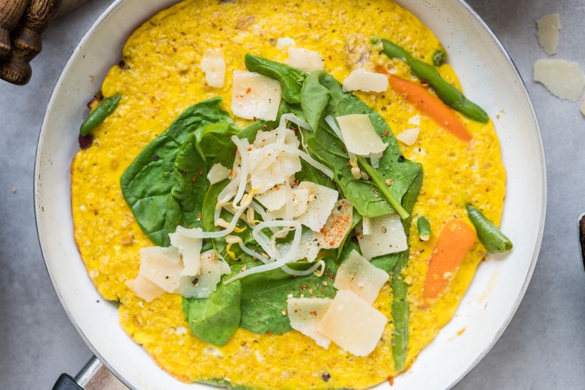 Vaječná omeleta so zeleninou a syrom