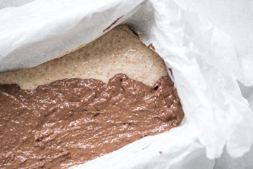 Dvojfarebný banánový chlebíček, na ktorom si pochutí vegán aj všežravec