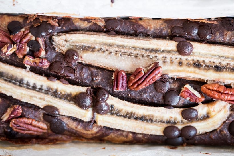 Dvojfarebný banánový chlebíček, na ktorom si pochutí vegán aj všežravec