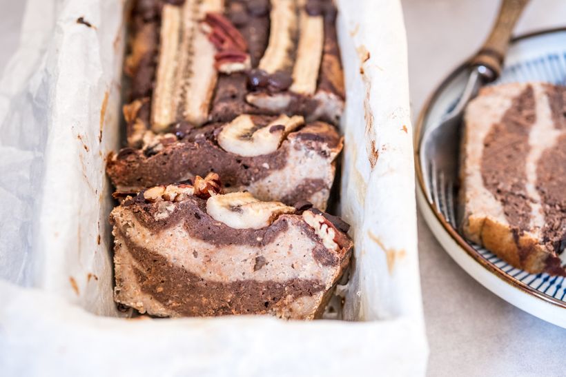 Dvojfarebný banánový chlebíček, na ktorom si pochutí vegán aj všežravec