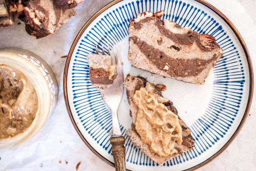 Dvojfarebný banánový chlebíček, na ktorom si pochutí vegán aj všežravec