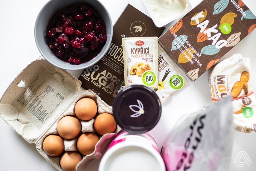 Čokoládové brownies s tvarohom a višňami