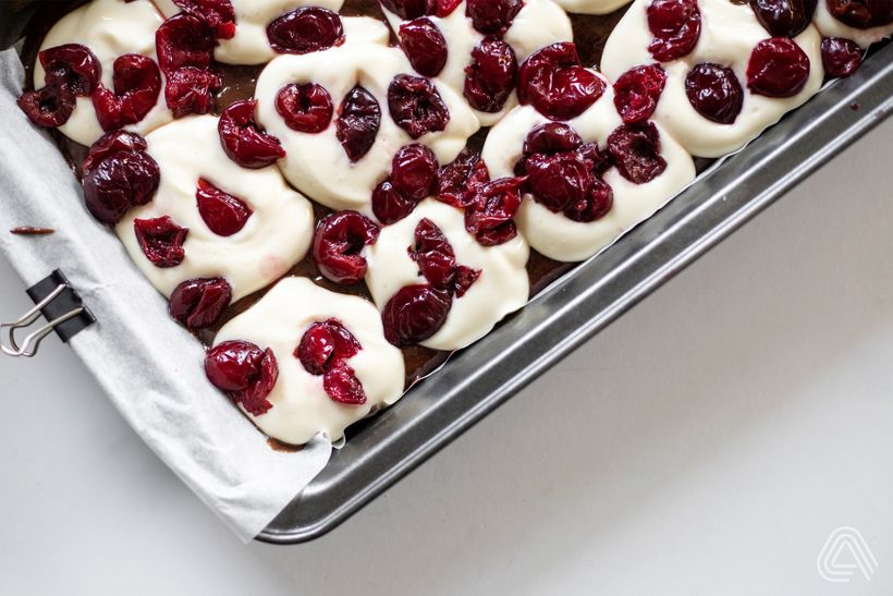 Čokoládové brownies s tvarohom a višňami