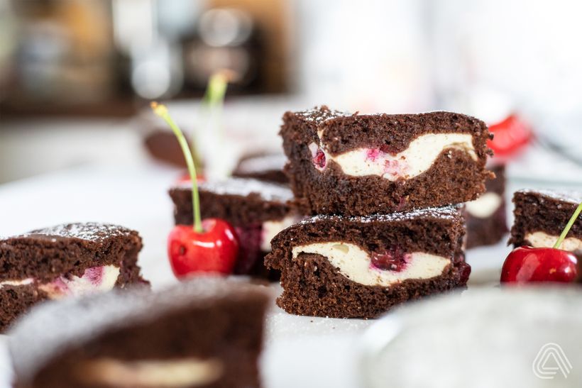 Čokoládové brownies s tvarohom a višňami