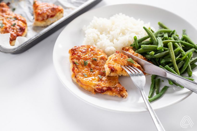 Überbackene Hähnchenbrust mit Tomatensauce und Käse