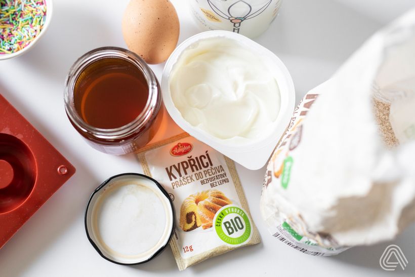 Farebné mini donuty s polevou na tanieri za polhodinu