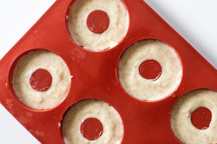 Barevné mini donuty s polevou, které budete mít do půl hodiny na talíři