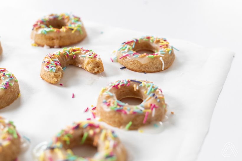 Farebné mini donuty s polevou na tanieri za polhodinu