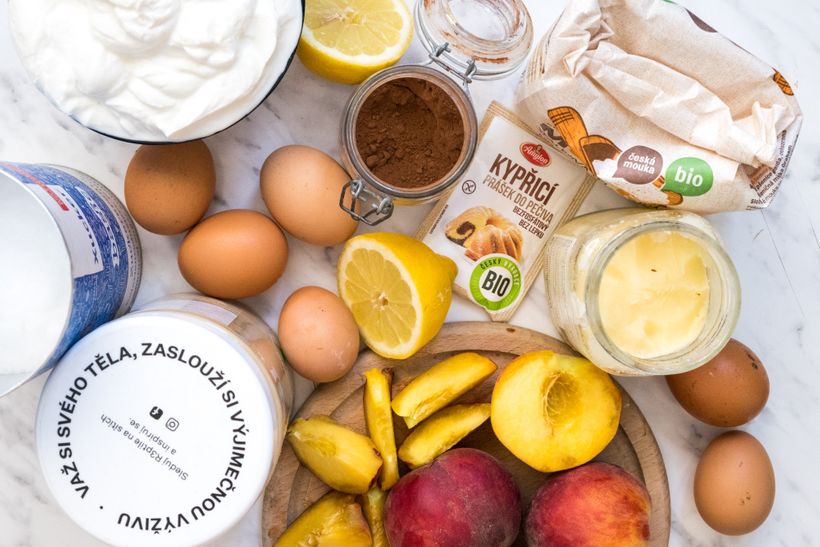 Tříbarevný koláč s tvarohem a nektarinkami