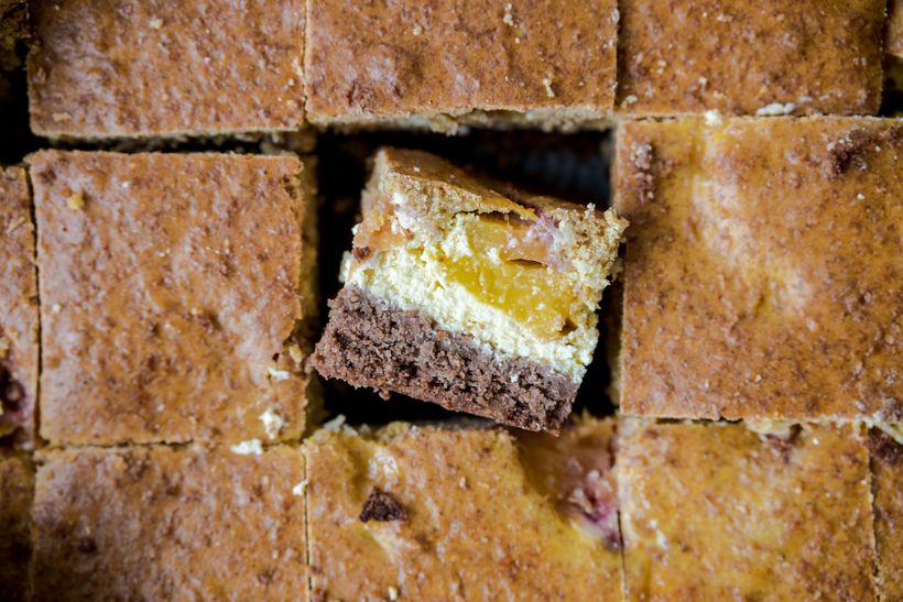 Tříbarevný koláč s tvarohem a nektarinkami