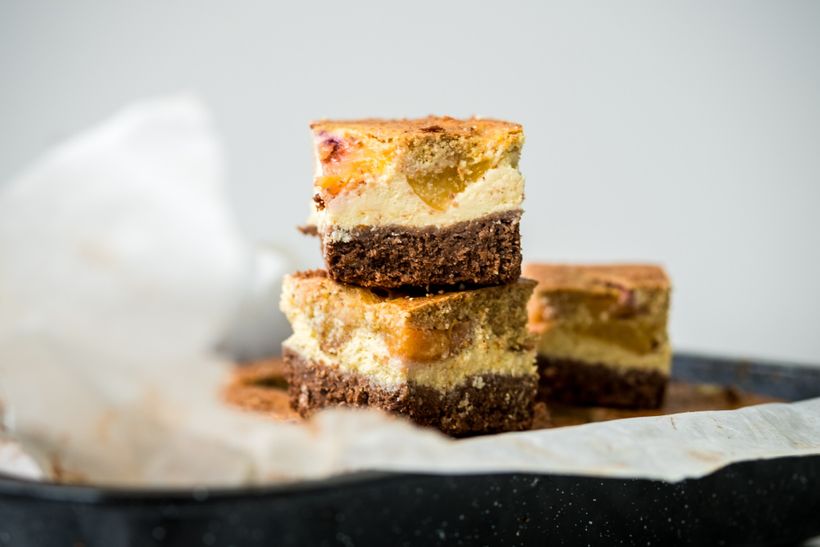 Tříbarevný koláč s tvarohem a nektarinkami