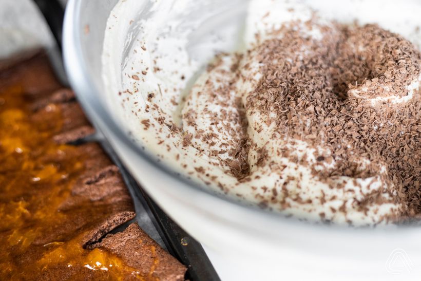 Stracciatella roláda s nadýchaným těstem a bohatou krémovou náplní