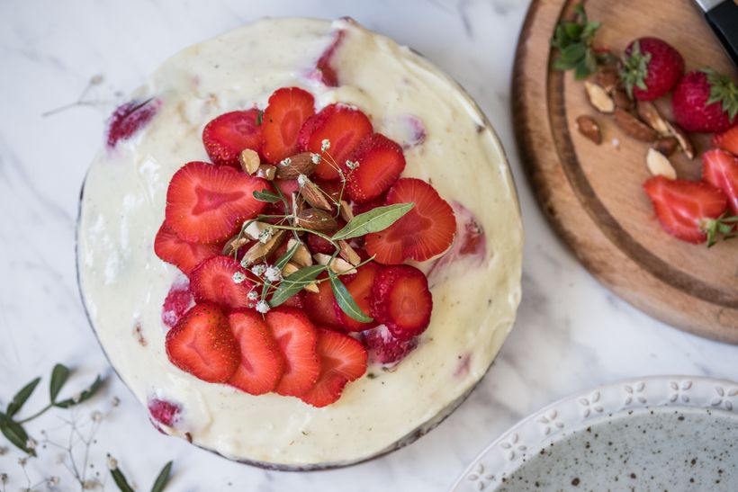 Cuketová torta s tvarohom a jahodami