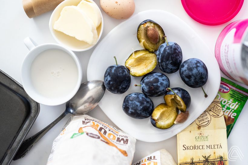 Kysnutá slivková buchta s posýpkou