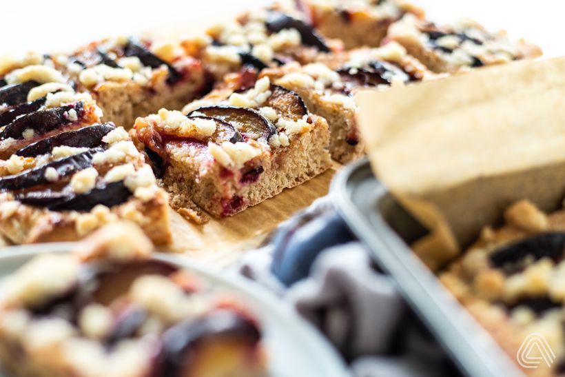 Kysnutá slivková buchta s posýpkou