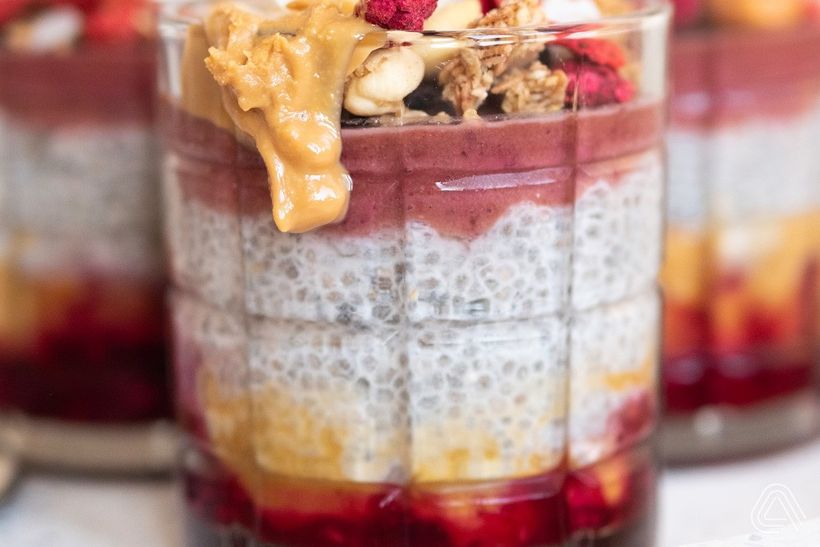 Chia puding s arašídovým máslem a lesním ovocem
