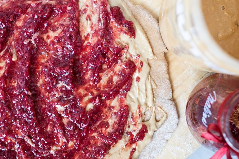 Zdravá verze kynutých rolek s arašídovým máslem a marmeládou