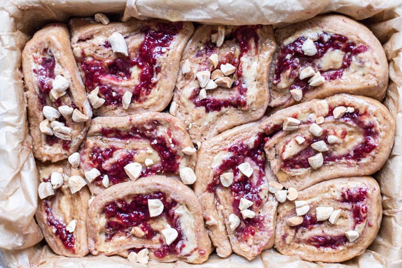 Zdravá verze kynutých rolek s arašídovým máslem a marmeládou