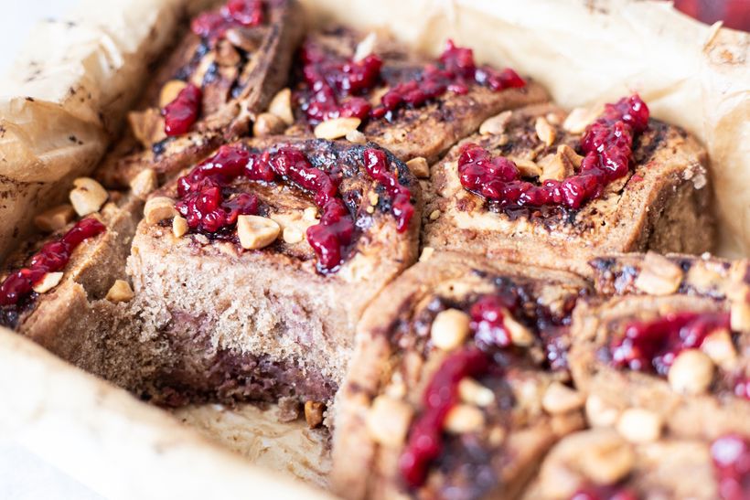 Zdravá verze kynutých rolek s arašídovým máslem a marmeládou