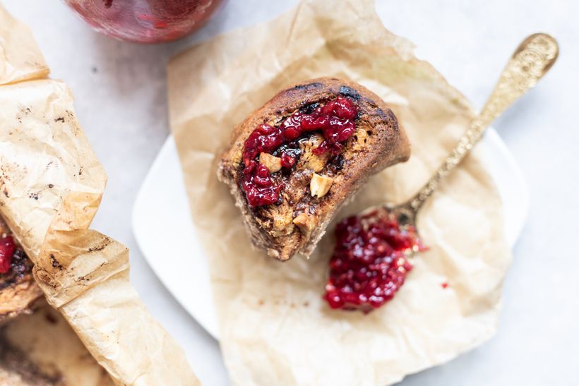 Zdravá verze kynutých rolek s arašídovým máslem a marmeládou
