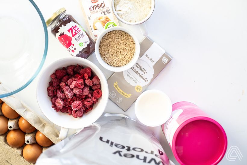 Retro punčák s malinami a bílou čokoládou