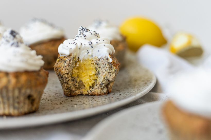 Makové cupcakes s citronovou náplní a tvarohovo-ricottovým krémem