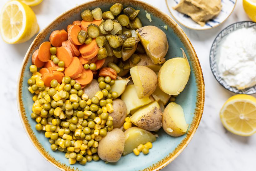 Obalovaný losos s lehkým bramborovým salátem