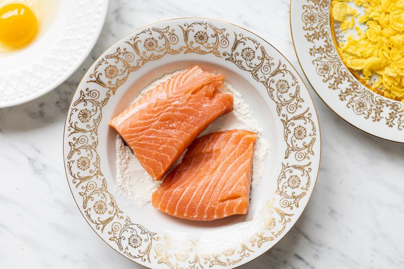 Obalovaný losos s lehkým bramborovým salátem