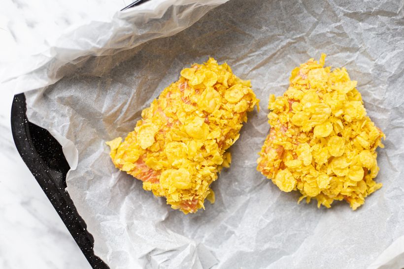 Obalovaný losos s lehkým bramborovým salátem