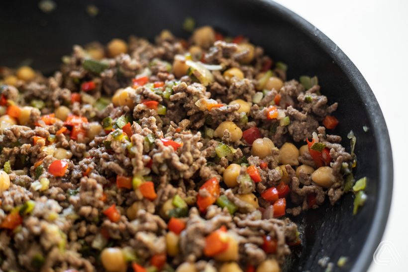 Zapečené plnené batáty s mletým hovädzím mäsom, zeleninou a syrom