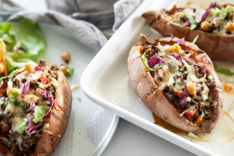 Zapečené plnené batáty s mletým hovädzím mäsom, zeleninou a syrom