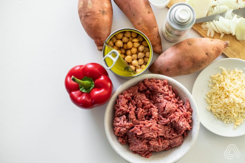 Zapečené plnené batáty s mletým hovädzím mäsom, zeleninou a syrom