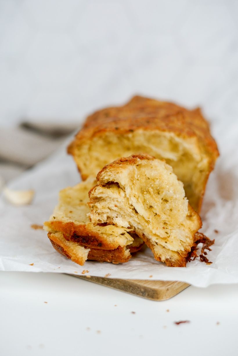 Domácí česneková bageta