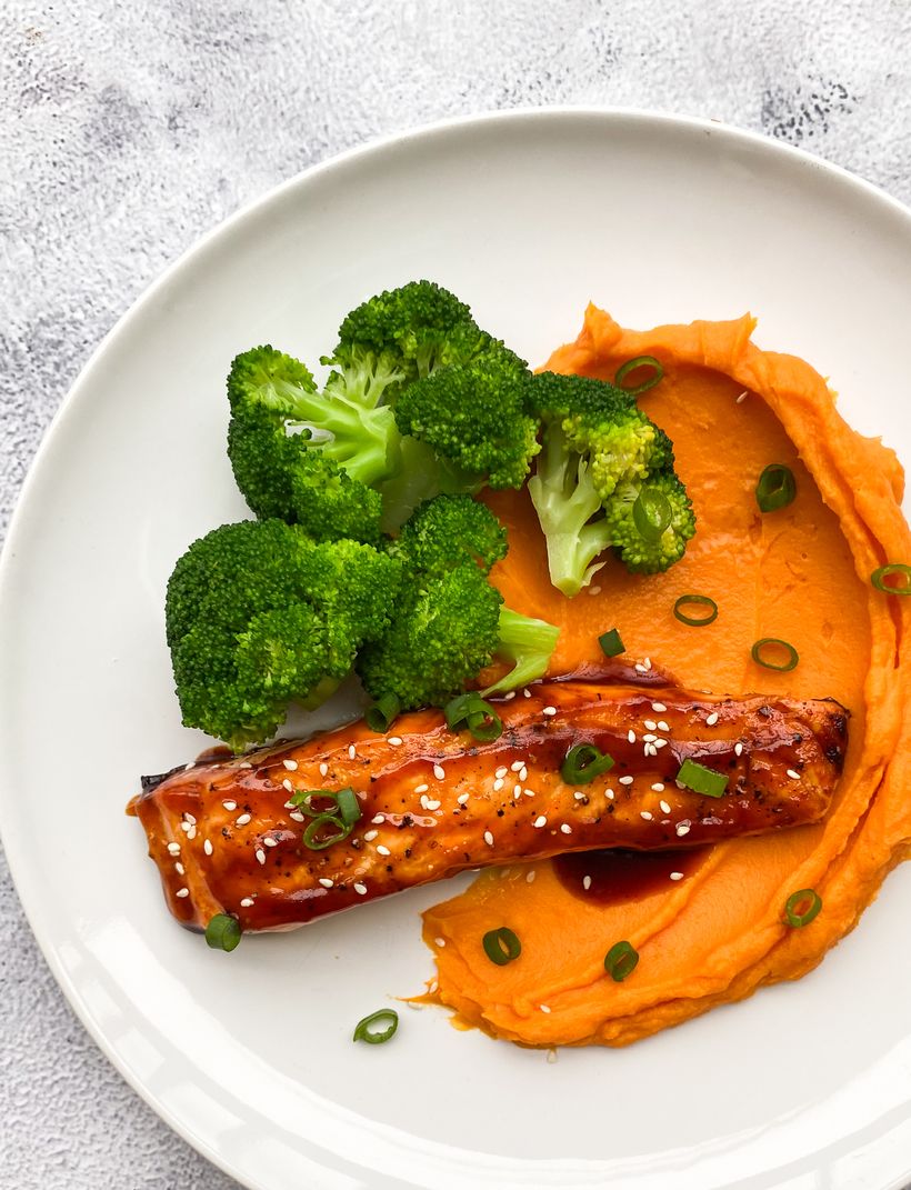 Pečený losos s batátovým pyré a brokolicí