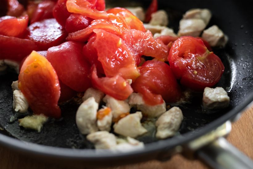 Pasta mit Zucchini, Tomaten und Hähnchenfleisch