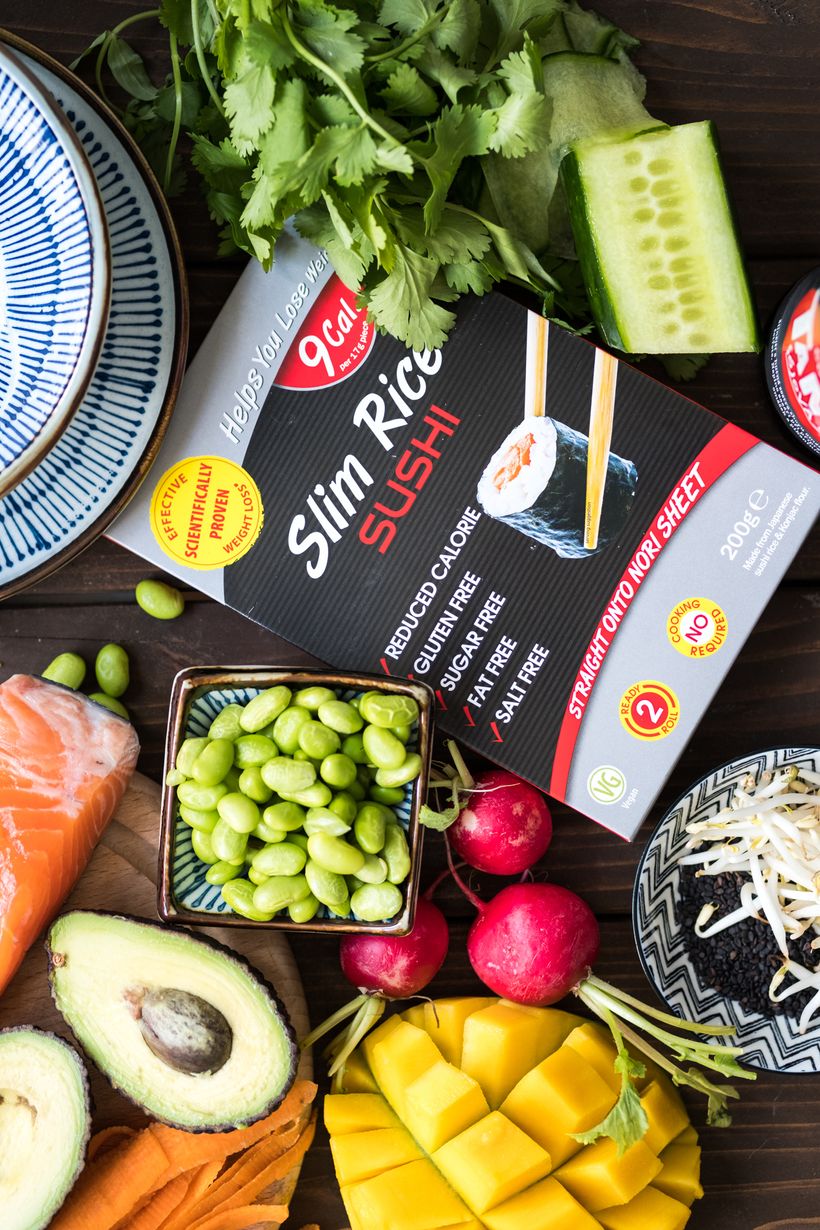 Poke bowl z łososiem, mango, awokado i serem