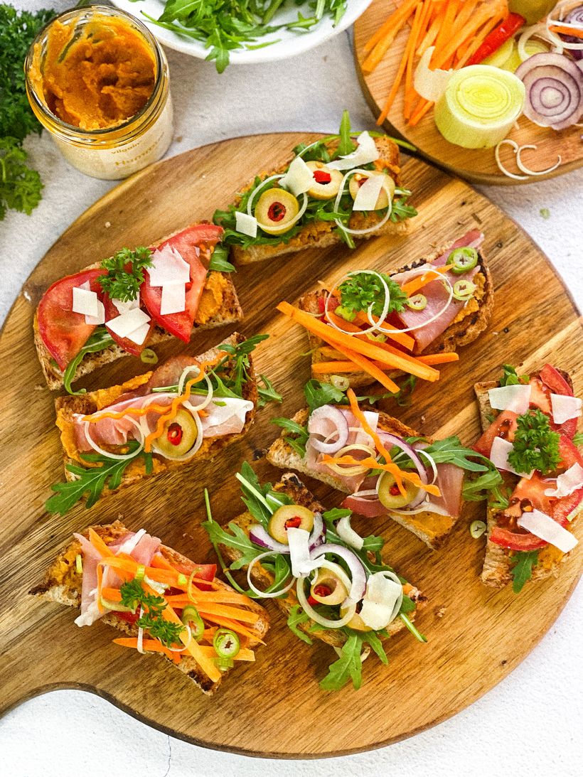 Obložená bruschetta s hummusem