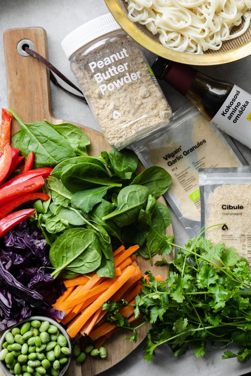 Nudlový salát se zeleninou a arašídovou zálivkou