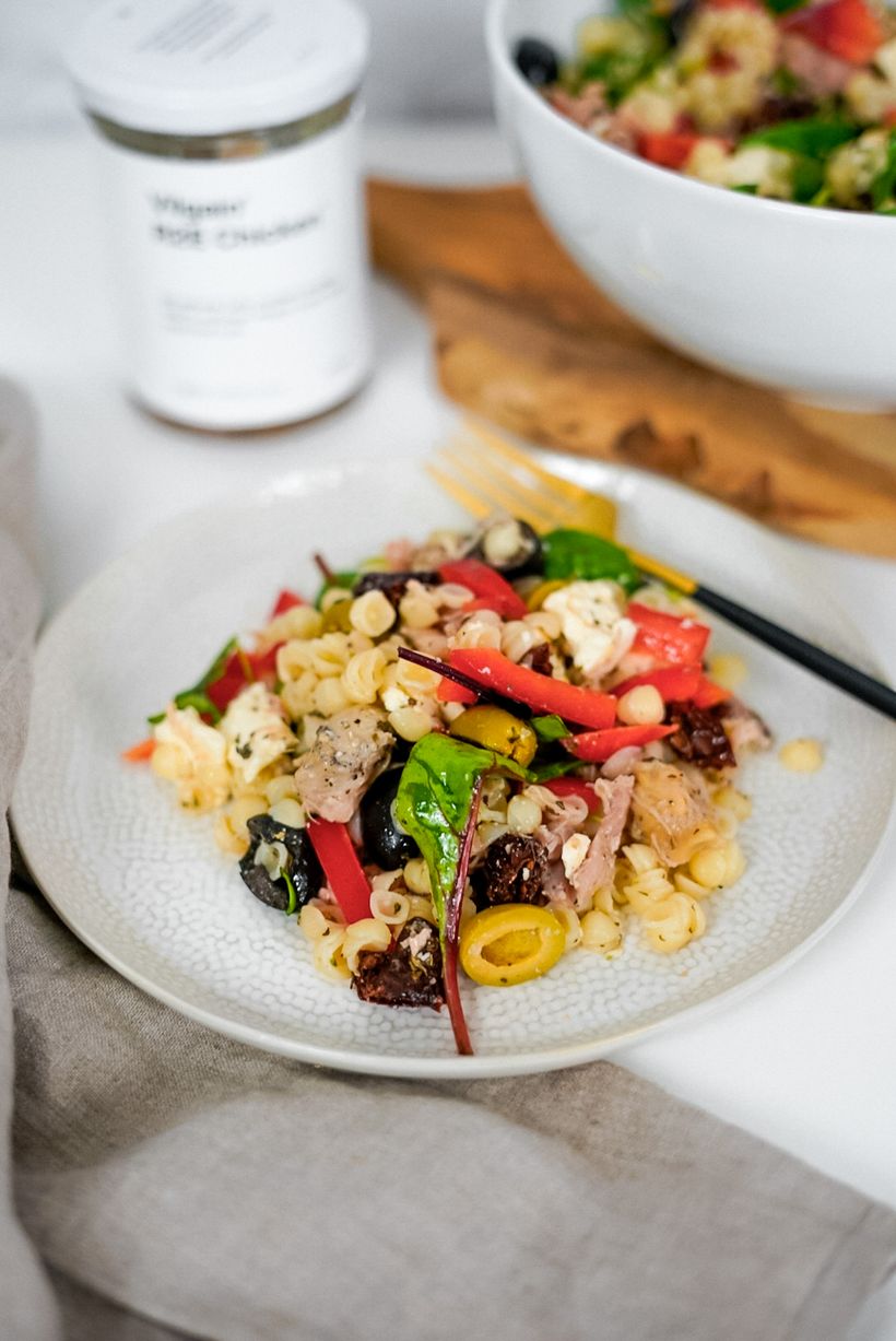 Cestovinový šalát s kuracím mäsom a sušenými paradajkami