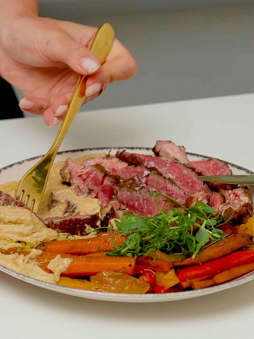 Steak mit geröstetem Gemüse und Hummus