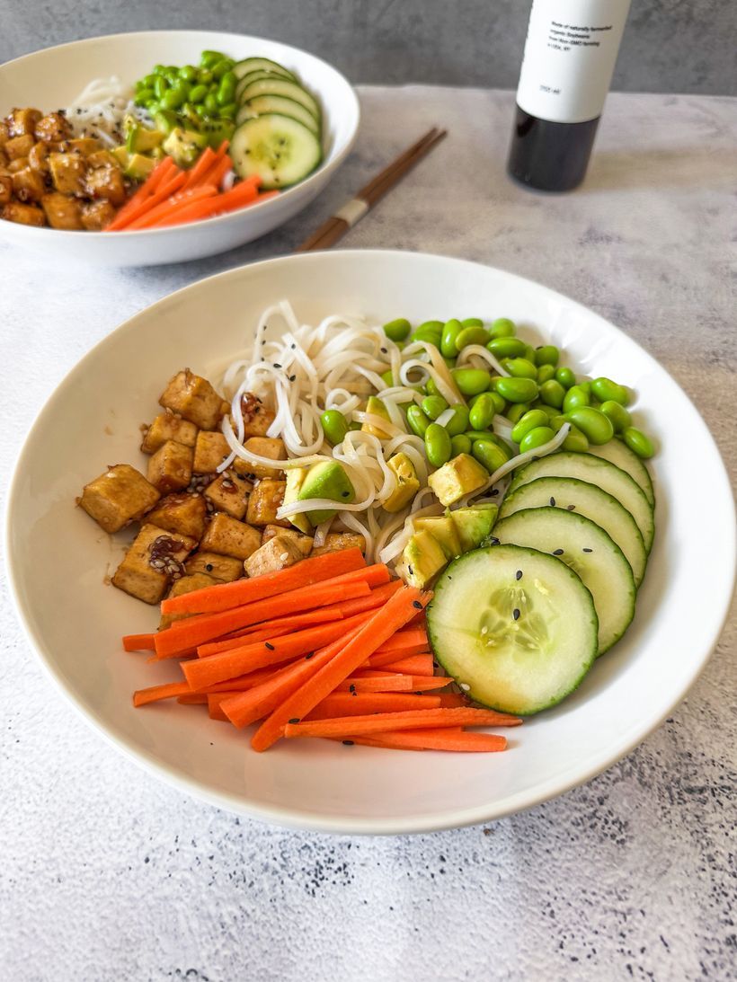 Poke bowl s tofu a avokádem